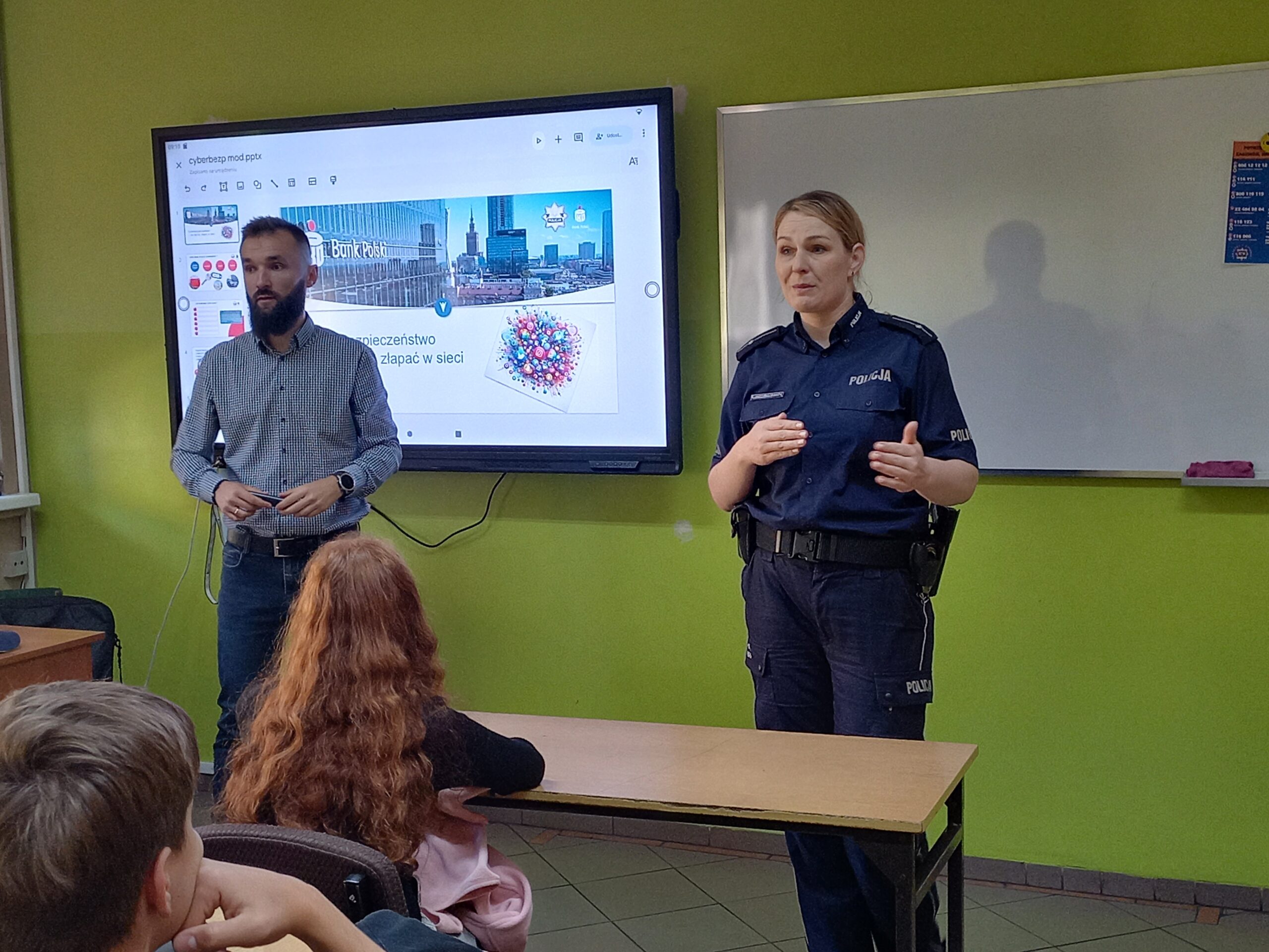 Przedstawiciele policji podczas prowadzenia zajęć