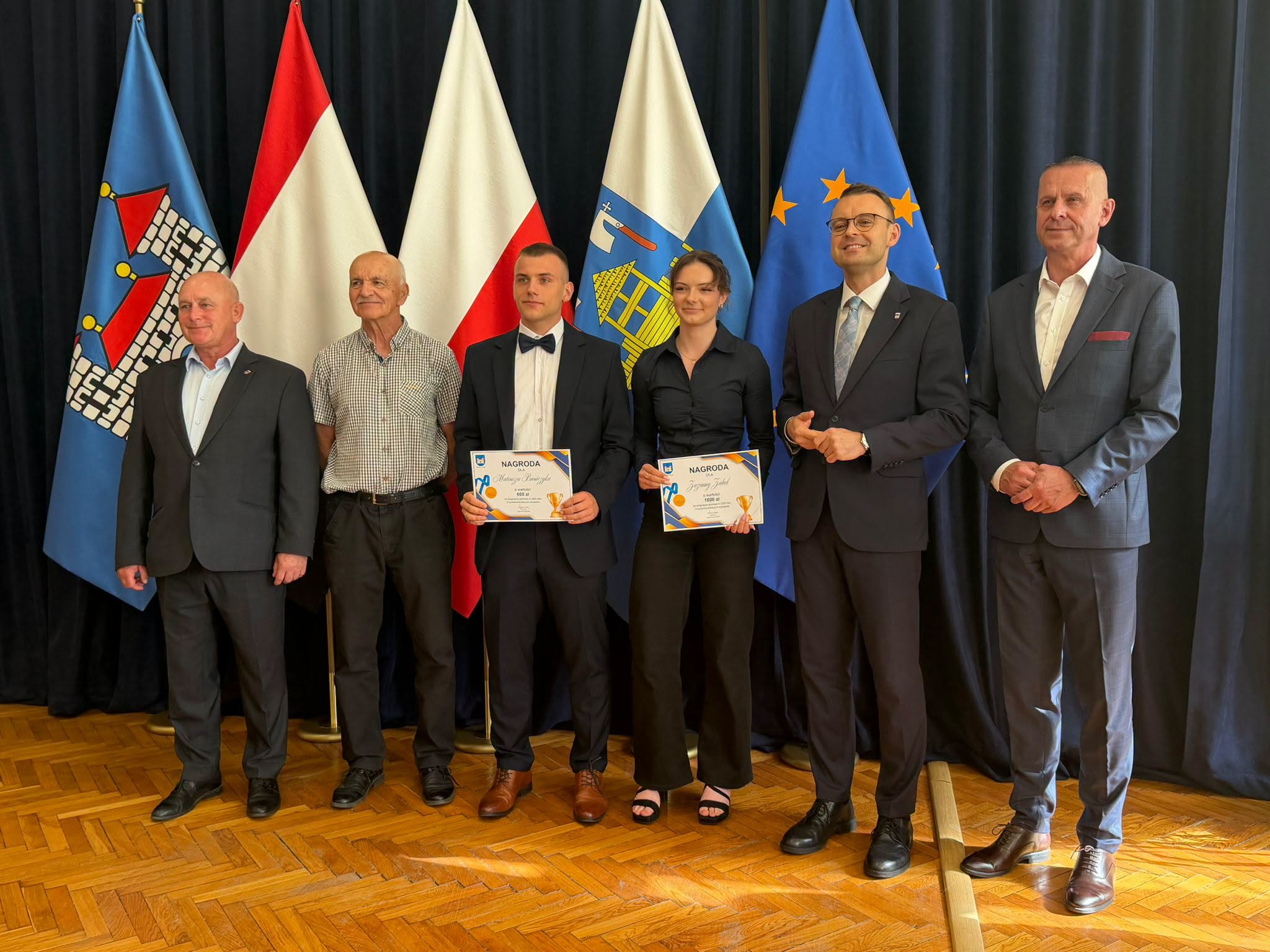 Nagrodzeni uczniowie, Burmistrz Żnina oraz przedstawiciele Rady Miejskiej