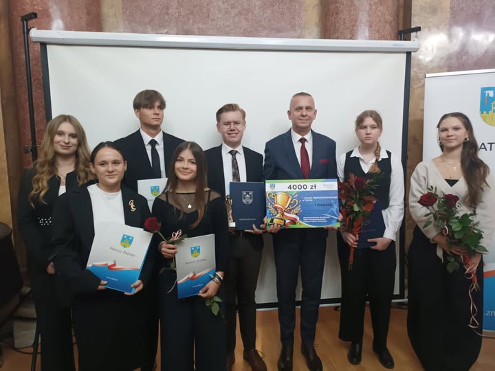 Nominowani i nagrodzeni uczniowie z dyrektorem szkoły