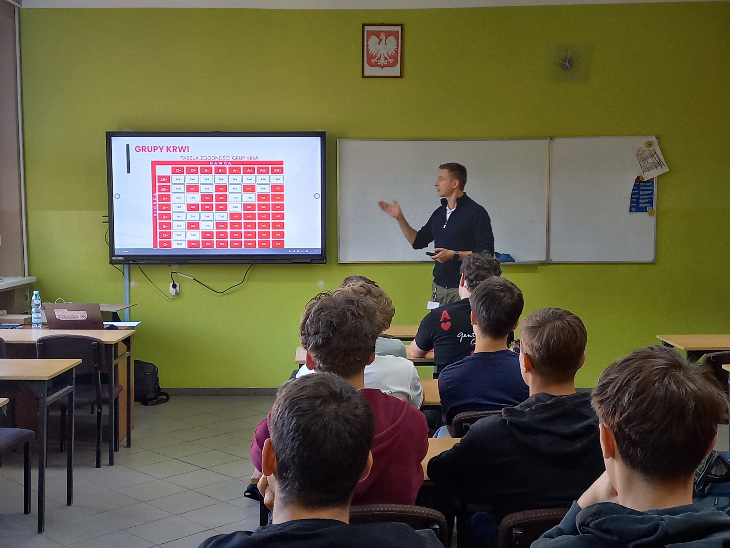 Pan Krzysztof Laks prowadzący wykład dla młodzieży